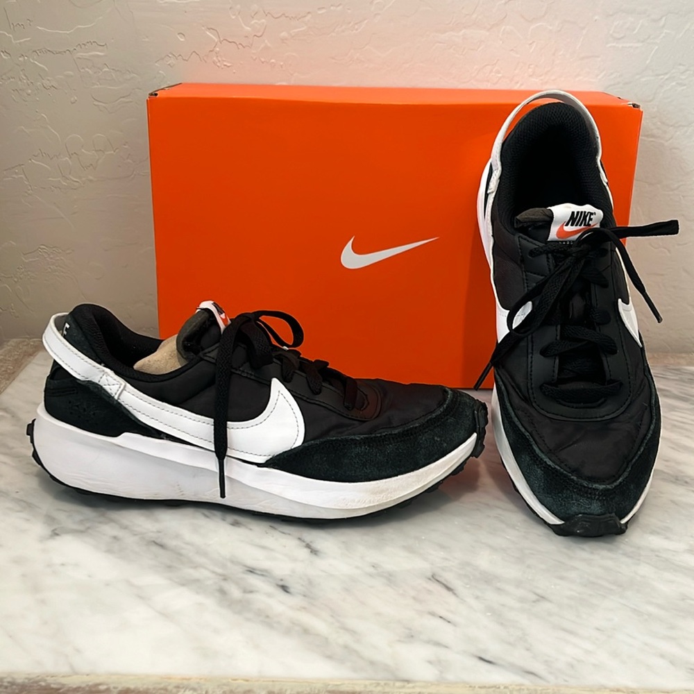 Nike black-and-white waffle retro running shoes